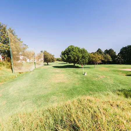 With 2 Bedrooms In Balaia, Olhos De Agua, דירה