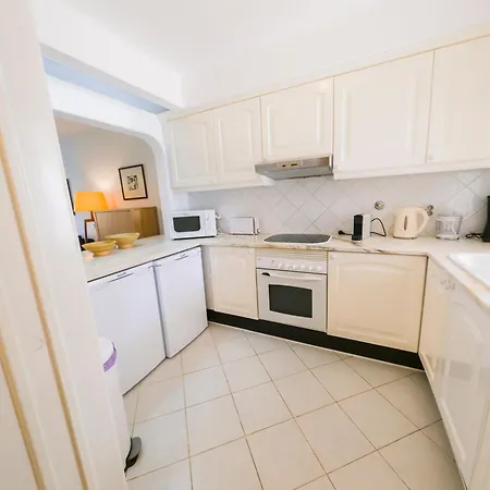 With 2 Bedrooms In Balaia, Olhos De Agua, דירה *