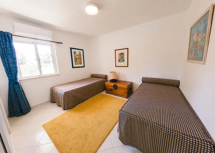 Apartamento With 2 Bedrooms In Balaia, Olhos De água,