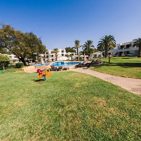 With 2 Bedrooms In Balaia, Olhos De Agua, Apartament